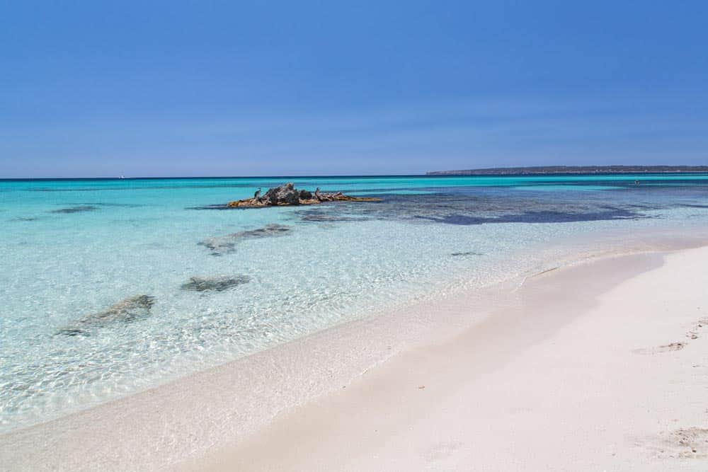 Playa de Migjorn en Formentera zona tranquila para alojarse
